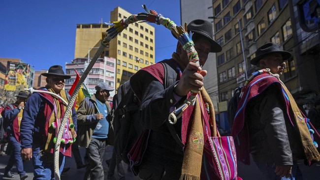 Demonstrators take part in a protest calling for the resignation of Bolivia's President Rodrigo Paz, following weeks of protests and blockades that have caused shortages of food, fuel and medicine, in La Paz, Bolivia, June 10, 2026. REUTERS/Claudia M