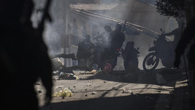 Police officers disperse demonstrators during a protest calling for the resignation of Bolivia's President Rodrigo Paz, following weeks of protests and blockades that have caused shortages of food, fuel and medicine, in La Paz, Bolivia, June 10, 2026
