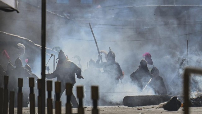 Demonstrators clash with police during a protest calling for the resignation of Bolivia's President Rodrigo Paz, following weeks of protests and blockades that have caused shortages of food, fuel and medicine, in La Paz, Bolivia, June 10, 2026. REUTE