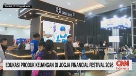 Puluhan stan bank Himbara, bank swasta, dan lembaga keuangan lainnya mewarnai area pintu masuk hingga hall utama Jogja Financial Festival 2026. Acara yang terselenggara di Bantul, Daerah Istimewa Yogyakarta ini dihadiri ribuan pengunjung.