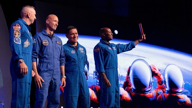NASA mengumumkan empat astronaut untuk misi Artemis III yang dijadwalkan meluncur akhir 2027.