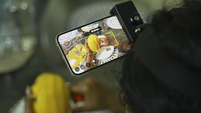 India mulai melatih robot untuk melakukan pekerjaan domestik. Para pekerja, dibayar untuk merekam aktivitas harian mereka untuk dipelajari oleh robot.