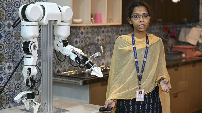 India mulai melatih robot untuk melakukan pekerjaan domestik. Para pekerja, dibayar untuk merekam aktivitas harian mereka untuk dipelajari oleh robot.