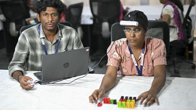 India mulai melatih robot untuk melakukan pekerjaan domestik. Para pekerja, dibayar untuk merekam aktivitas harian mereka untuk dipelajari oleh robot.