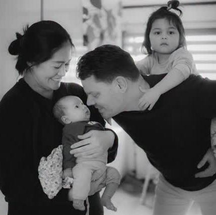 <p>Baru-baru ini, Gracia mem-<em>posting</em> foto keluarganya. Foto keluarga ini menjadi yang pertama setelah Gracia melahirkan sang putra Maxim, Bunda. Dalam potret hitam putih ini, Gracia terlihat menggendong putranya, sedangkan sang suami terlihat membopong putrinya di punggung. "<em>No caption needed</em>," tulis Gracia dalam unggahan ini. (Foto: Instagram @graciaz14)</p>