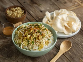 Lagi Nggak Enak Badan Tapi Males Masak? Ini 3 Bubur Ayam Instan Andalan