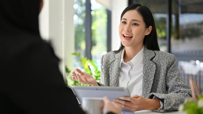 10 Kalimat Sederhana Yang Bikin Seseorang Terlihat Lebih Cerdas Saat Mengobrol