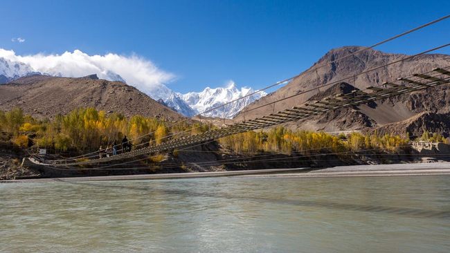 Jembatan Gantung Hussaini (Hussaini Suspension Bridge) yang terletak di kawasan utara Pakistan.