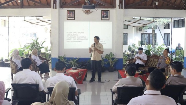 Ketua Komisi IV DPRD Kota Bandung, H. Iman Lestariyono, S.Si., S.H., menjadi narasumber kegiatan Loka Karya Mini (Lokmin) Bidang Kesehatan dengan tema Pelayanan Kesehatan Gratis di Pendopo Kecamatan Gedebage, Rabu, 10 Juni 2026.
