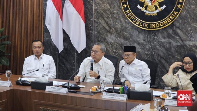 Menteri Koordinator Bidang Pangan Zulkifli Hasan dalam konferensi pers di kantor Kemenko Pangan, Jakarta Pusat, Kamis (11/6).