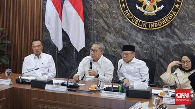 Menteri Koordinator Bidang Pangan Zulkifli Hasan dalam konferensi pers di kantor Kemenko Pangan, Jakarta Pusat, Kamis (11/6).