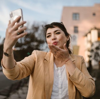 3 Zodiak yang Sulit Menjalani Hubungan LDR
