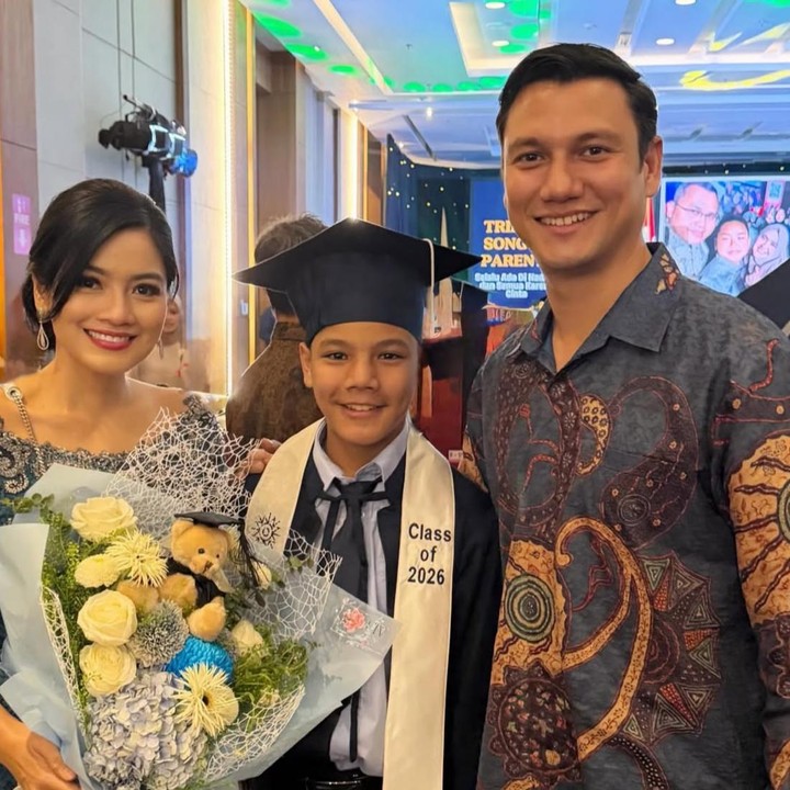 <p>Dalam unggahannya, Titi Kamal terlihat hadir bersama sang suami, Christian Sugiono, untuk menyaksikan momen wisuda Arjuna. Pada potret tersebut, Titi tampak membawa buket bunga sebagai bentuk apresiasi untuk si sulung. (Foto: Instagram @titi_kamall)</p>