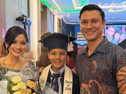 Momen Arjuna Anak Titi Kamal & Christian Sugiono Lulus SD, Intip Potret Bahagianya