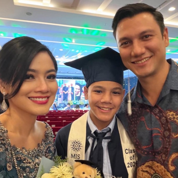 <p>Cerita manis kembali menghampiri keluarga artis Titi Kamal. Putra pertamanya yang bernama Arjuna Zayan Sugiono, baru saja lulus dari bangku Sekolah Dasar (SD) di Mentari Intercultural School Bintaro. Kabar bahagia tersebut dibagikan langsung oleh Titi Kamal melalui akun Instagram pribadinya. (Foto: Instagram @titi_kamall)</p>