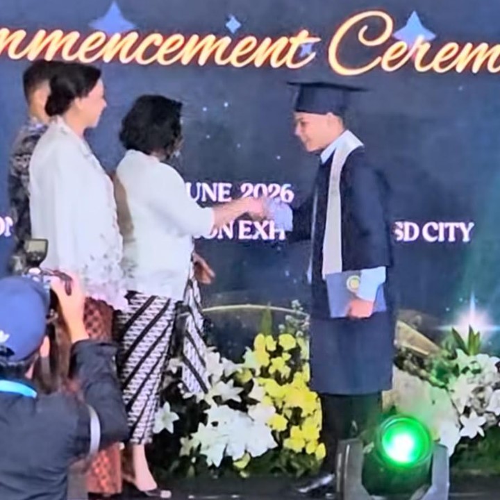 <p>Pada kesempatan ini, Arjuna terlihat menjalani prosesi pemindahan toga. Di hari wisudanya, putra Titi Kamal tersebut tampak mengenakan baju wisuda dengan raut wajah yang diselimuti rasa bangga. "Hari yang indah merayakan kelulusan Arjuna. Semoga kamu selalu rendah hati, baik hati, dan terus meraih hal-hal besar. Kami sangat bangga padamu dan bersemangat untuk melihat semua hal indah yang akan kamu raih di masa depan. Anakku sekarang SMP," tulis Titi melalui Instagram-nya. (Foto: Instagram @titi_kamall)</p>