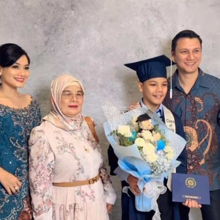 <p>Melihat dari unggahan di Instagram, sang nenek juga turut hadir dalam acara wisuda Arjuna. Tak ingin melewatkan momen tersebut, mereka pun tampak mengabadikan momen sebagai bentuk kebanggaan atas pencapaian Arjuna. (Foto: Instagram @titi_kamall)</p>
