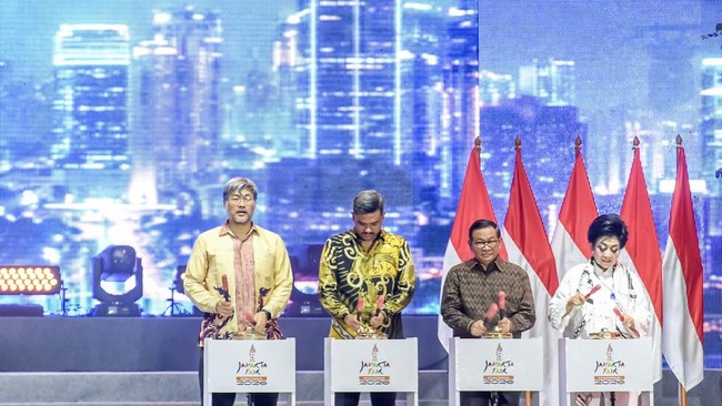 Menteri UMKM Maman Abdurrahman (kedua kiri) bersama Gubernur DKI Jakarta Pramono Anung (kedua kanan), Direktur PT Jakarta International Expo (JIExpo) Karuna Murdaya (kiri) dan Direktur Utama JIExpo Hartati Murdaya (kanan) memukul gamelan kenong saat 