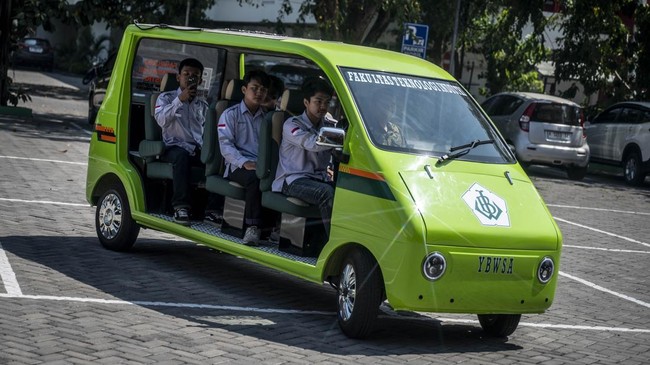 Mahasiswa Fakultas Teknologi Industri Universitas Islam Sultan Agung (Unissula) melakukan uji coba prototipe mobil listrik tenaga surya di kampus Unissula, Semarang, Jawa Tengah, Kamis (11/6/2026). Fakultas Teknologi Industri Unissula mengembangkan m
