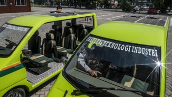 Mahasiswa Fakultas Teknologi Industri Universitas Islam Sultan Agung (Unissula) bersiap melakukan uji coba prototipe mobil listrik tenaga surya di kampus Unissula, Semarang, Jawa Tengah, Kamis (11/6). Fakultas Teknologi Industri Unissula mengemb