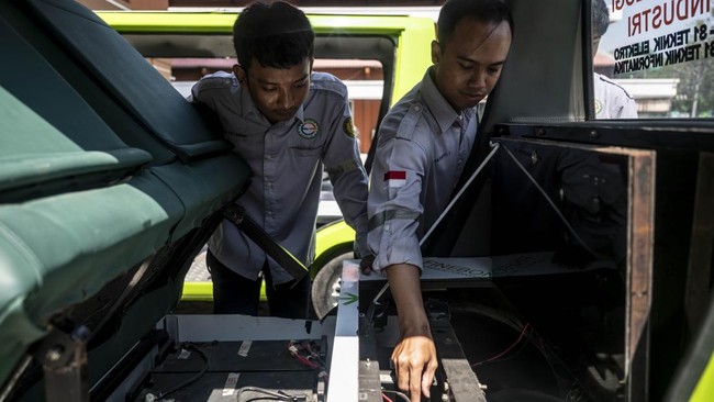 Mahasiswa Fakultas Teknologi Industri Universitas Islam Sultan Agung (Unissula) memeriksa kondisi baterai saat uji coba prototipe mobil listrik tenaga surya di kampus Unissula, Semarang, Jawa Tengah, Kamis (11/6/2026). Fakultas Teknologi Industri Uni