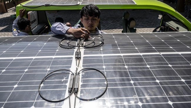 Mahasiswa Fakultas Teknologi Industri Universitas Islam Sultan Agung (Unissula) memeriksa kondisi panel surya saat uji coba prototipe mobil listrik tenaga surya di kampus Unissula, Semarang, Jawa Tengah, Kamis (11/6/2026). Fakultas Teknologi Industri