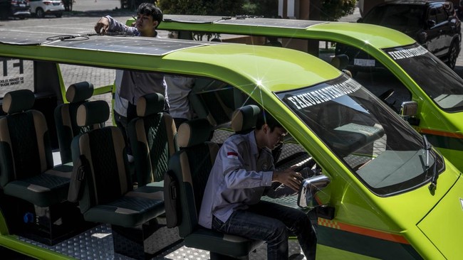 Mahasiswa Fakultas Teknologi Industri Universitas Islam Sultan Agung (Unissula) bersiap melakukan uji coba prototipe mobil listrik tenaga surya di kampus Unissula, Semarang, Jawa Tengah, Kamis (11/6/2026). Fakultas Teknologi Industri Unissula mengemb