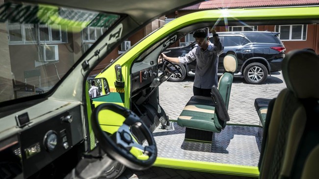 Mahasiswa Fakultas Teknologi Industri Universitas Islam Sultan Agung (Unissula) memeriksa kondisi kemudi saat uji coba prototipe mobil listrik tenaga surya di kampus Unissula, Semarang, Jawa Tengah, Kamis (11/6/2026). Fakultas Teknologi Industri Unis