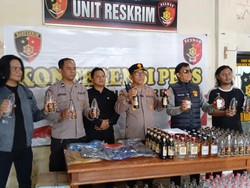 Pria Asal Malang Bawa Ratusan Botol Miras Diamankan di Exit Tol Pasuruan