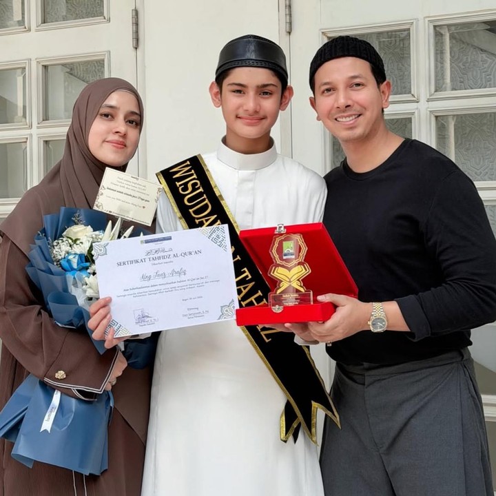 <p>Melalui unggahan di Instagram, Fairuz tampak hadir bersama sang suami, Sonny Septian, di hari spesial King Faaz. Dalam momen tersebut, King Faaz terlihat menerima sertifikat dan piagam sebagai bentuk apresiasi atas pencapaiannya. Ia juga tampak mengenakan selempang yang bertuliskan &ldquo;Wisuda Tahfiz&rdquo;. (Foto: Instagram @fairuzarafiq)</p>