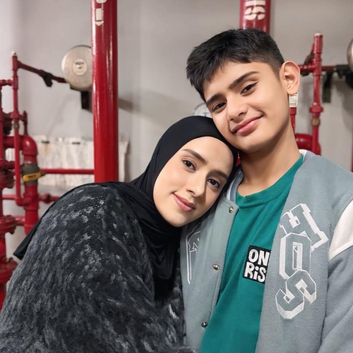 <p>Menjadi orang tua dari seorang penghafal Al-Qur&rsquo;an tentu menghadirkan kebanggaan yang tak ternilai. Hal inilah yang kini tengah dirasakan oleh Fairuz A Rafiq, saat putranya, King Faaz Arafiq, berhasil menyelesaikan hafalan Al-Qur&rsquo;an juz 27. (Foto: Instagram @fairuzarafiq)</p>