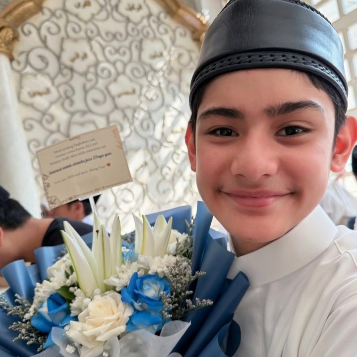 <p>Sebagai seorang Bunda, Fairuz menyampaikan rasa syukur sekaligus ucapan selamat kepada King Faaz atas pencapaian yang diraihnya. "<em>Allahumma Sholli Ala Sayyidina Muhammad wa Ala Ali Sayyidina Muhammad</em>. Masya Allah Tabarakallah. Selamat ya nak wisuda juz 27 nya, insya Allah 2 bulan lagi juz 26 nya menyusul wisuda," tulis Fairuz, dikutip dari akun Instagram <em>@fairuzarafiq.</em> (Foto: Instagram @fairuzarafiq)</p>