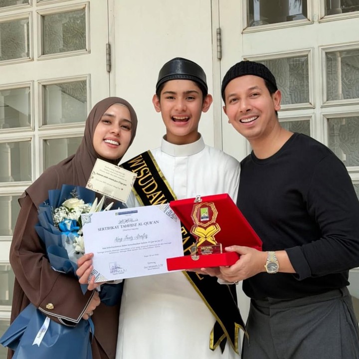 <p>Selain itu, Bunda tiga anak ini juga memanjatkan doa agar dirinya dan sang suami bisa terus mendampingi sang putra dalam setiap proses belajarnya. "Semoga mommy daddy istiqomah mendampingi abang, dan abang Faaz juga istiqomah belajarnya ya nak. Masih panjang perjalananmu nak. Niatkan semua karena Allah. Semangat ya nak. Mommy daddy bangga sama abang <em>@kingfaazarafiqasli.</em> Cepat banget anak mommy daddy besarnya. Tak akan lelah mommy daddy mendampingi setiap prosesnya," ungkap Fairuz. (Foto: Instagram @fairuzarafiq)</p>