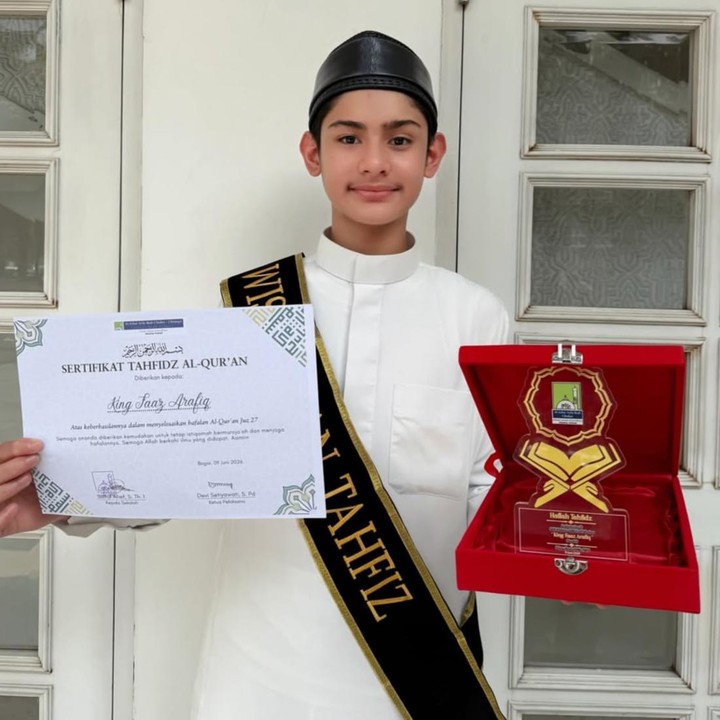<p>Bocah berusia 14 tahun ini diketahui memang sudah terbiasa menghafal ayat-ayat suci Al-Qur&rsquo;an sejak kecil, lho. Bahkan, King Faaz cukup sering menghafal surah-surah pendek bersama sang Bunda, yang juga kerap dibagikan lewat Instagram. (Foto: Instagram @fairuzarafiq)</p>