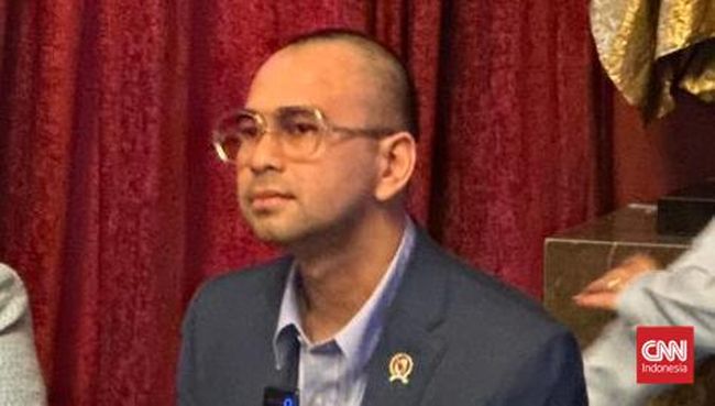Raffi Ahmad buka suara secara langsung setelah namanya disebut dalam dugaan suap di lingkungan Direktorat Jenderal Bea dan Cukai. Ia membantah tuduhan keterlibatannya dalam dugaan korupsi importasi tersebut.