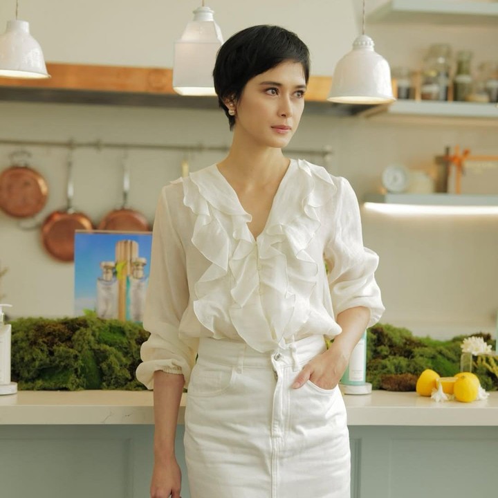 <p>Di sisi lain, Renata memulai perjalanan akting lewat film <em>Nazar</em> pada 2009. Namun, mantan istri Fachri Albar ini kini lebih sering terlihat menjalani aktivitas sebagai model berbagai brand ternama.&nbsp;(Foto: Instagram @renata711)</p>