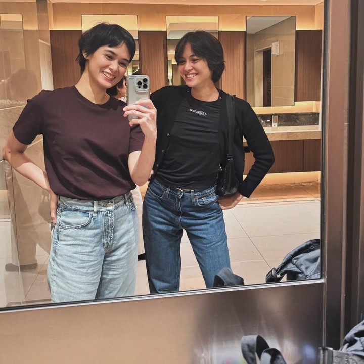 <p>Bunda mungkin pernah dibuat salah sangka saat melihat Mariana Renata dan Renata Kusmanto. Paras keduanya yang mirip membuat banyak orang mengira mereka adalah saudara kembar. (Foto: Instagram @renata711)</p>