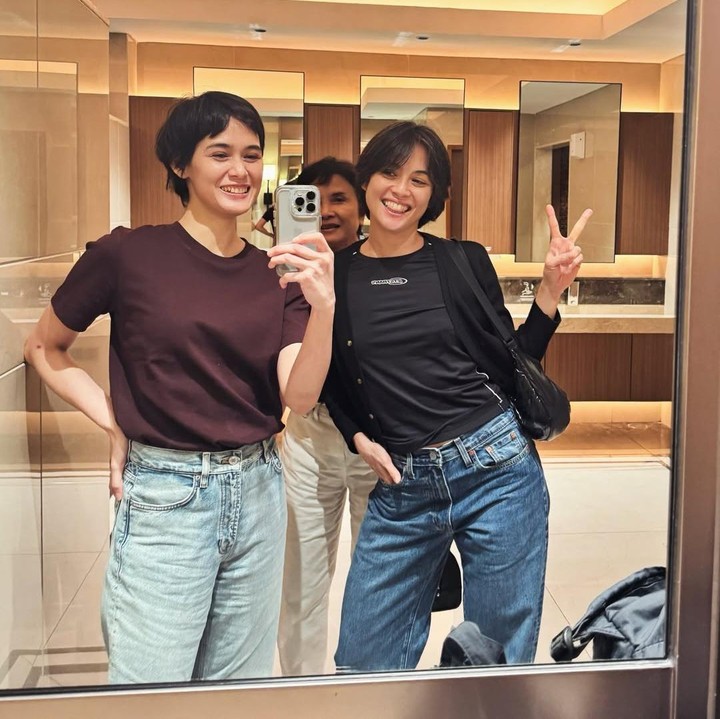 <p>Belum lama ini, perhatian publik pun kembali tertuju pada dua artis tersebut setelah Renata membagikan momen bersama Mariana melalui media sosial. Keduanya tampil dengan gaya rambut serupa yang membuat kesan identik semakin kuat.&nbsp;(Foto: Instagram @renata711)</p>