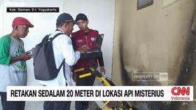 Peneliti dari Universitas Gadjah Mada menemukan retakan sedalam dua puluh meter di lokasi titik api misterius di Sleman, Yogyakarta.
Retakan sedalam dua puluh meter ini ditemukan setelah peneliti menggunakan perangkat georadar untuk meneliti kondisi