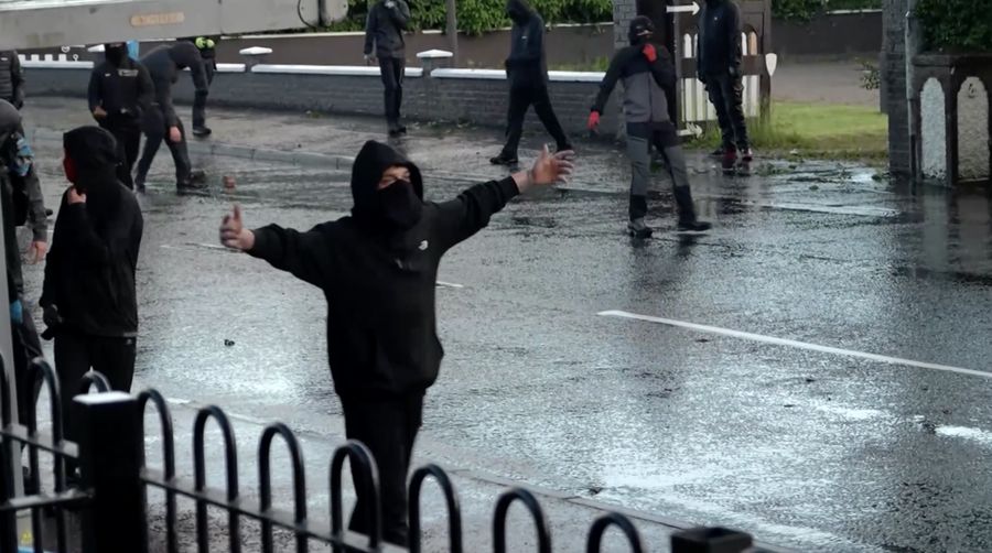 Sebuah kendaraan dibakar saat polisi memblokir sejumlah jalan di Belfast pada malam kedua kerusuhan bernuansa anti-imigran nan memicu ketegangan di wilayah tersebut.