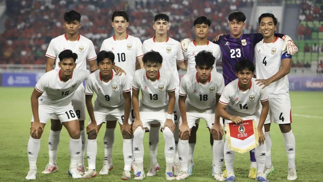 Timnas Indonesia U-19 berfoto bersama sebelum pertandingan melawan Australia U-19 pada pertandingan semifinal Piala AFF U-19 2026 di Stadion Utama Sumatera Utara, Kabupaten Deli Serdang, Sumatera Utara, Kamis (11/6/2026). ANTARA FOTO/Yudi Manar/Lmo/s
