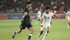 Pesepak bola Timnas Indonesia U-19 Arkhan Kaka Putra Purwanto (kanan) berebut bola dengan pesepak bola Australia U-19 Luka Didulica (kiri) pada pertandingan semifinal Piala AFF U-19 2026 di Stadion Utama Sumatera Utara, Kabupaten Deli Serdang, Sumate