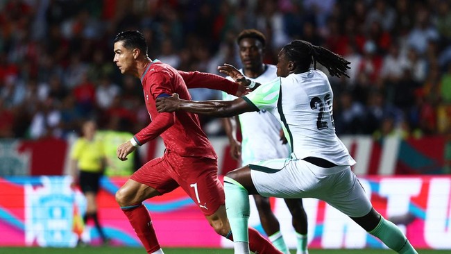Soccer Football - International Friendly - Portugal v Nigeria - Estadio Dr. Magalhaes Pessoa, Leiria, Portugal - June 10, 2026 Portugal's Cristiano Ronaldo in action with Nigeria's Calvin Bassey REUTERS/Rodrigo Antunes