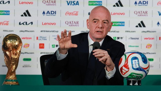 FIFA World Cup 2026 - FIFA President Gianni Infantino Press Conference - Estadio Azteca, Mexico City, Mexico - June 10, 2026 FIFA President Gianni Infantino with the FIFA World Cup trophy during the press conference REUTERS/Henry Romero