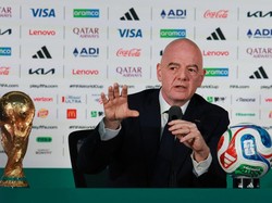 FIFA World Cup 2026 - FIFA President Gianni Infantino Press Conference - Estadio Azteca, Mexico City, Mexico - June 10, 2026 FIFA President Gianni Infantino with the FIFA World Cup trophy during the press conference REUTERS/Henry Romero
