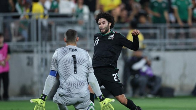 PASADENA, CALIFORNIA - MAY 30: Eduardo guila of Mexico competes for the ball with Mathew Ryan of Australia during the international friendly match between Mexico and Australia at Rose Bowl Stadium on May 30, 2026 in Pasadena, California.   Harry How/