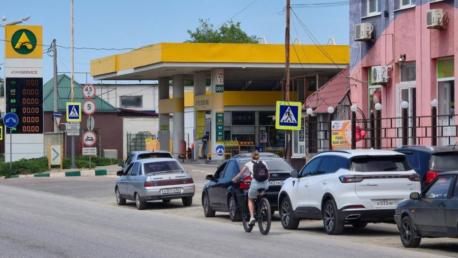 Suasana stasiun pengisian bahan bakar nan ditutup setelah otoritas setempat membatasi penjualan bensin dan memberlakukan penjatahan di tengah kekurangan pasokan nan menurut mereka disebabkan oleh serangan Ukraina terhadap jalur logistik, dalam bentrok militer Rusia-Ukraina di kota resor Laut Hitam Yevpatoriya, Krimea, Kamis (11/6/2026). (REUTERS/Alexey Pavlishak)
