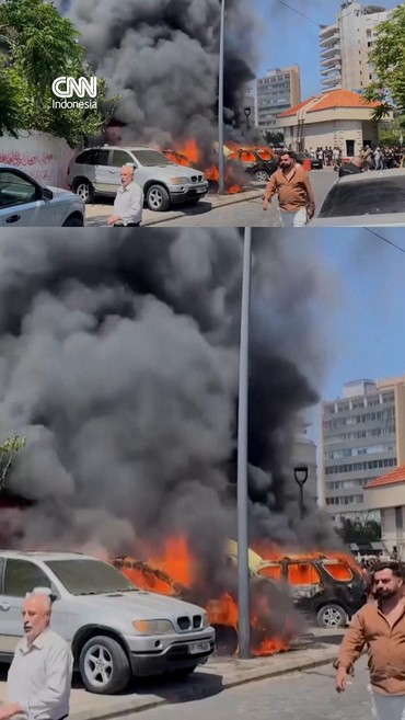 Beberapa kendaraan terbakar menyusul serangan Israel di Sidon, Lebanon pada Rabu (10/6).