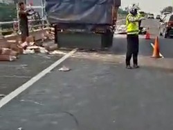 Truk Muatan Tepung Tumpah di Tol Tomang Arah Semanggi, Polisi Evakuasi