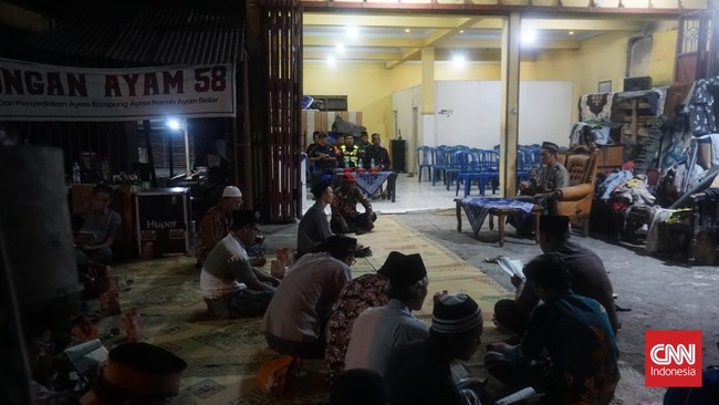 Keluarga Mutfiana, pemilik 'rumah api' di Seyegan, Sleman, DIY menggelar acara yasinan atau doa bersama saat fenomena kebakaran berulang di kediaman mereka belum juga berakhir.